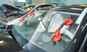 Auto glass replacement service